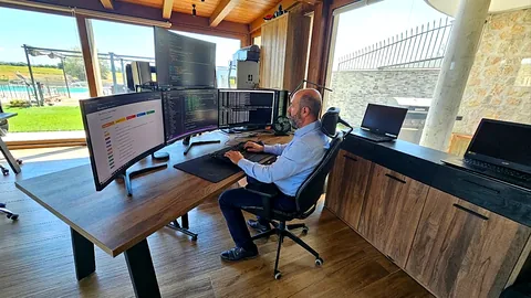 Simone Cirone nello studio durante una scansione di sicurezza